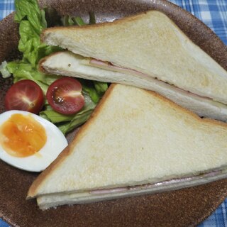 粗挽きマスタードとチーズとハムのホットサンドの朝食